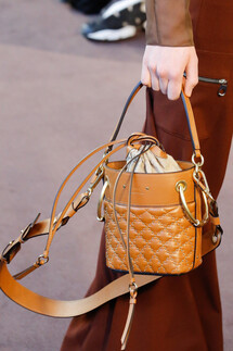 Details Chloé Fall 2018 Ready-to-Wear , Детали коллекции Хлоя осень зима 2018 , Fashion show , неделя моды в Париже , PFW , Paris Fashion Week , Mainstyles